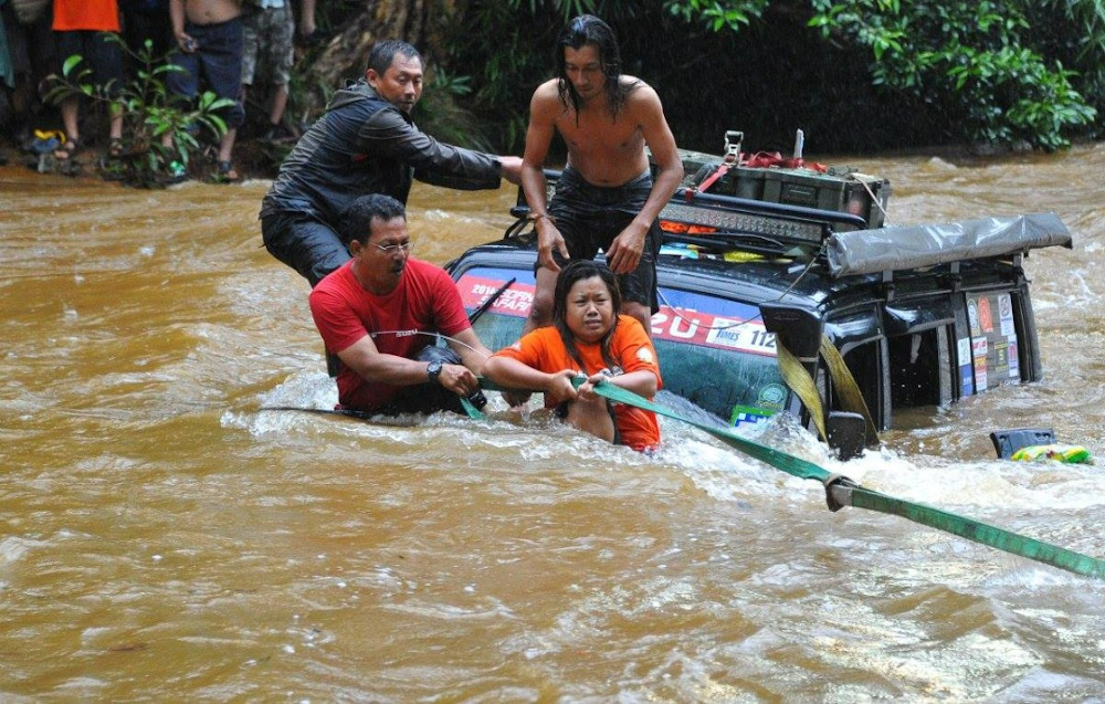 Flood victims are seen being rescued when trapped in a vehicle during the flood. All victims were successfully rescued. — Picture courtesy of Paul Si