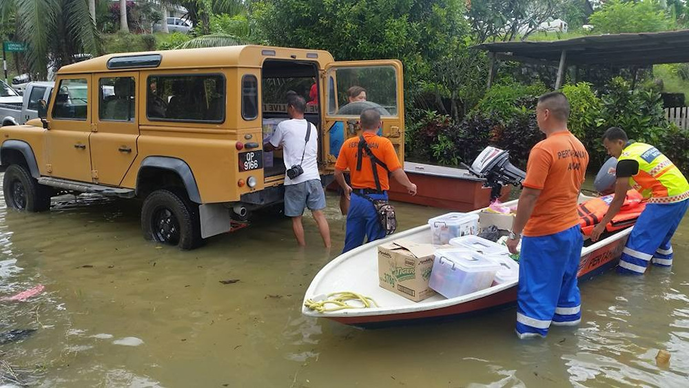 Rescue workers helping out during the floods. — Picture courtesy of Paul Si