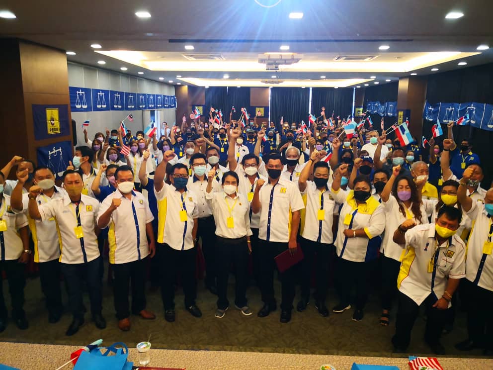 Tan Sri Joseph Kurup (centre) with the Parti Bersatu Rakyat Sabah (PBRS) Penampang leaders. u00e2u20acu201d Borneo Post pic