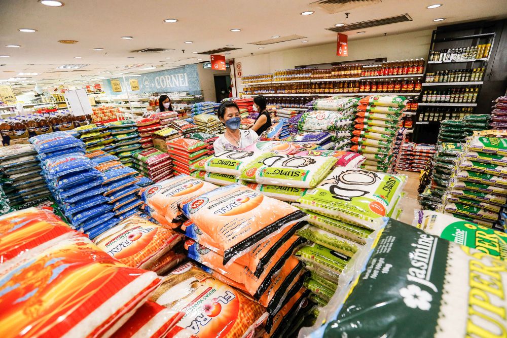People shop for household items at a supermarket in Bayan Baru December 2, 2021. — Picture by Sayuti Zainudin