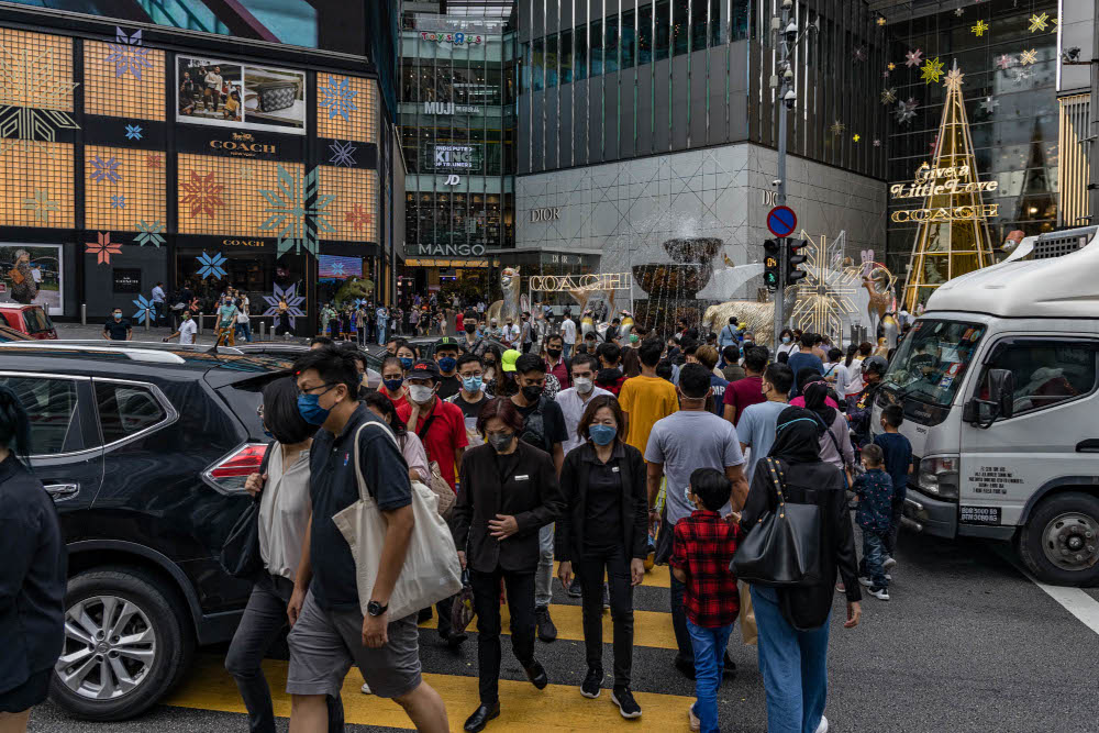 People are seen wearing protective masks as they walk along the Bukit Bintang shopping area in Kuala Lumpur, December 30, 2021. u00e2u20acu201d Picture by Firdaus Latif
