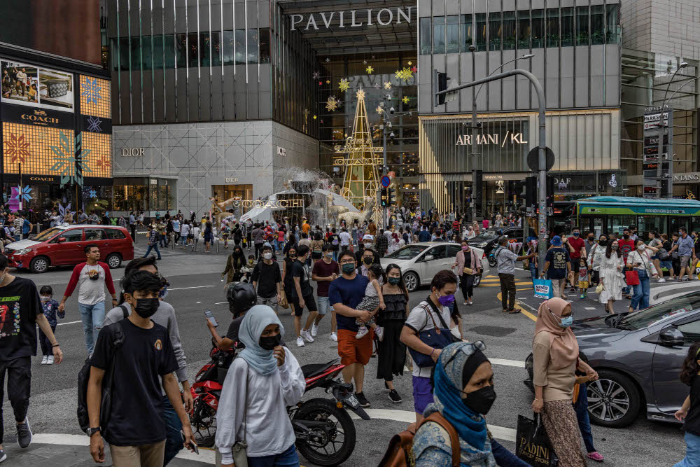 People are seen wearing protective masks as they walk along the Bukit Bintang shopping area in Kuala Lumpur, December 30, 2021. u00e2u20acu201d Picture by Firdaus Latif