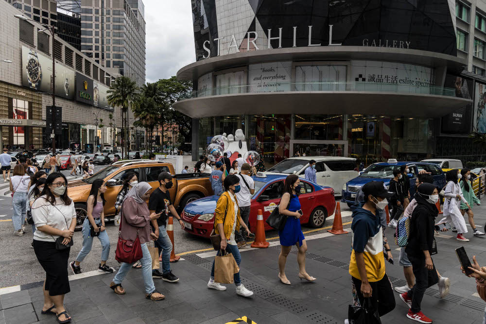 People are seen wearing protective masks as they walk along the Bukit Bintang shopping area in Kuala Lumpur, December 30, 2021. u00e2u20acu201d Picture by Firdaus Latif