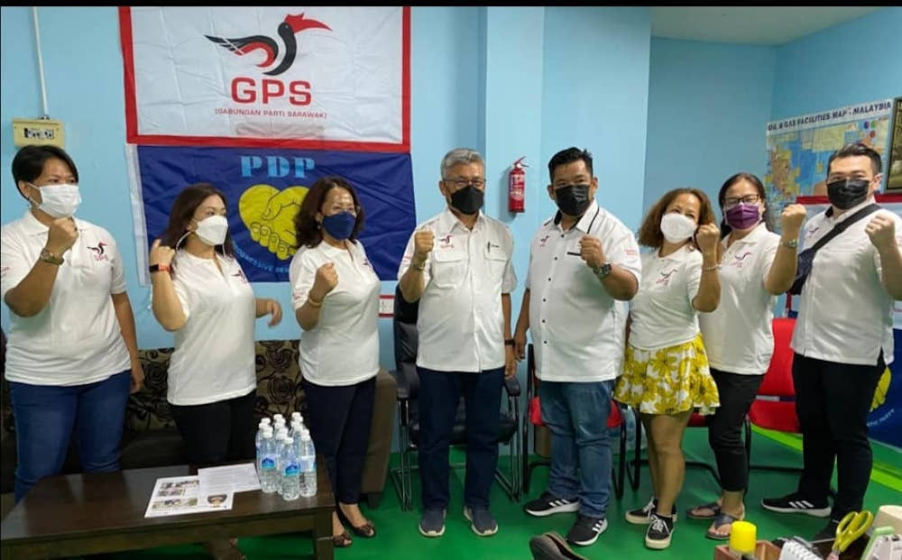 Peopleu00e2u20acu2122s Democratic Party (PDP) secretary-general Datuk Nelson Balang Rining (4th left) together with PDP Women and Youth Wing leaders pledge their support for GPS candidate for Ba Kelalan Sam Laya. u00e2u20acu201d Borneo Post pic