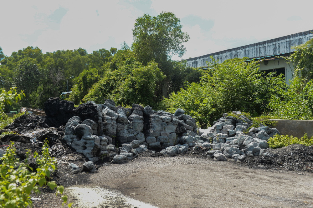 Among the dirty plastic rubbish left in a shop lot in the industrial area of Pulau Indah, December 17, 2021. u00e2u20acu201d Bernama pic 