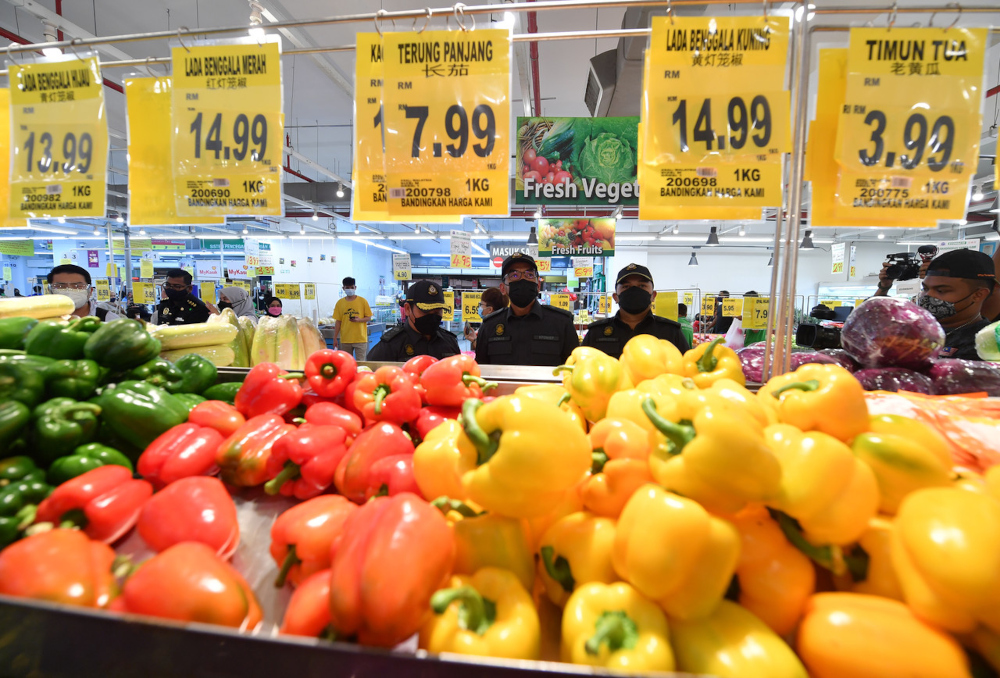 Domestic Trade and Consumer Affairs Ministry enforcement director Azman Adam inspecting the price of vegetables in Kota Warisan, Selangor, November 30, 2021. u00e2u20acu201d Bernama pic 