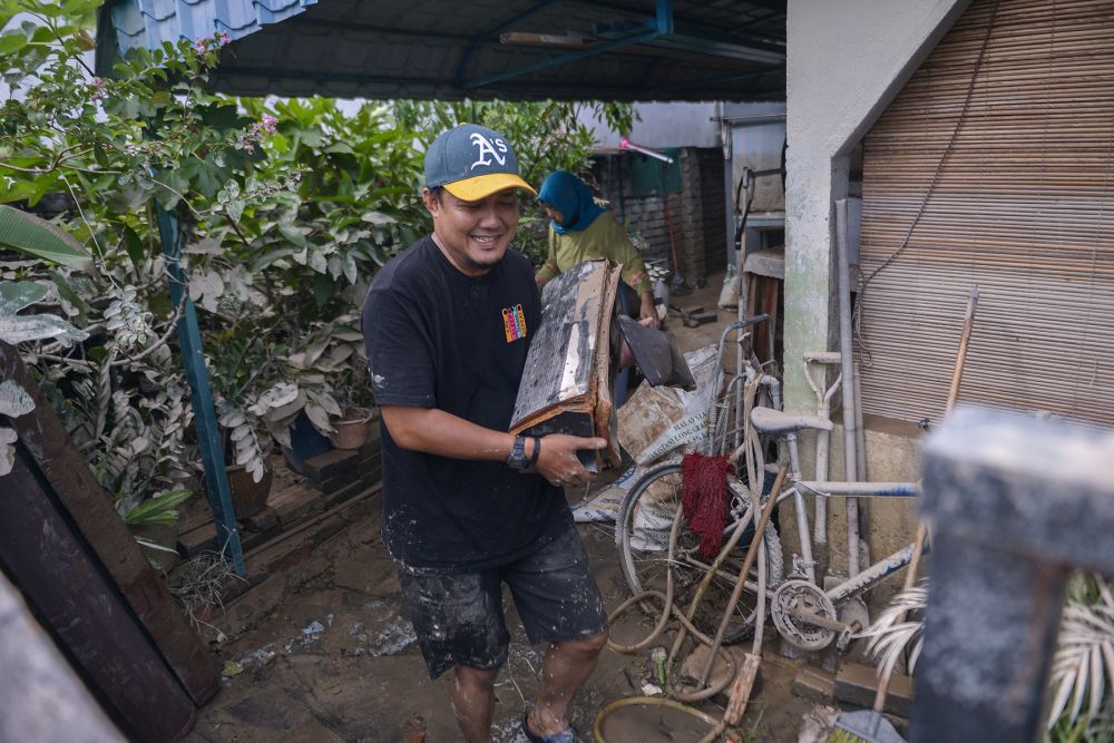 A man is seen cleaning up his home as floodwaters recede in Puchong December 21, 2021. u00e2u20acu2022 Picture by Miera Zulyana 