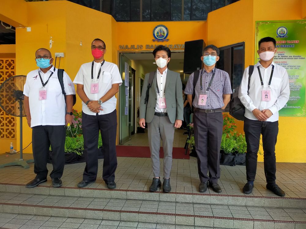 (From left) Yii, Chai, Ting, Chin, and Ling are announced as the candidates for Pujut. u00e2u20acu201d Picture via Borneo Postnn