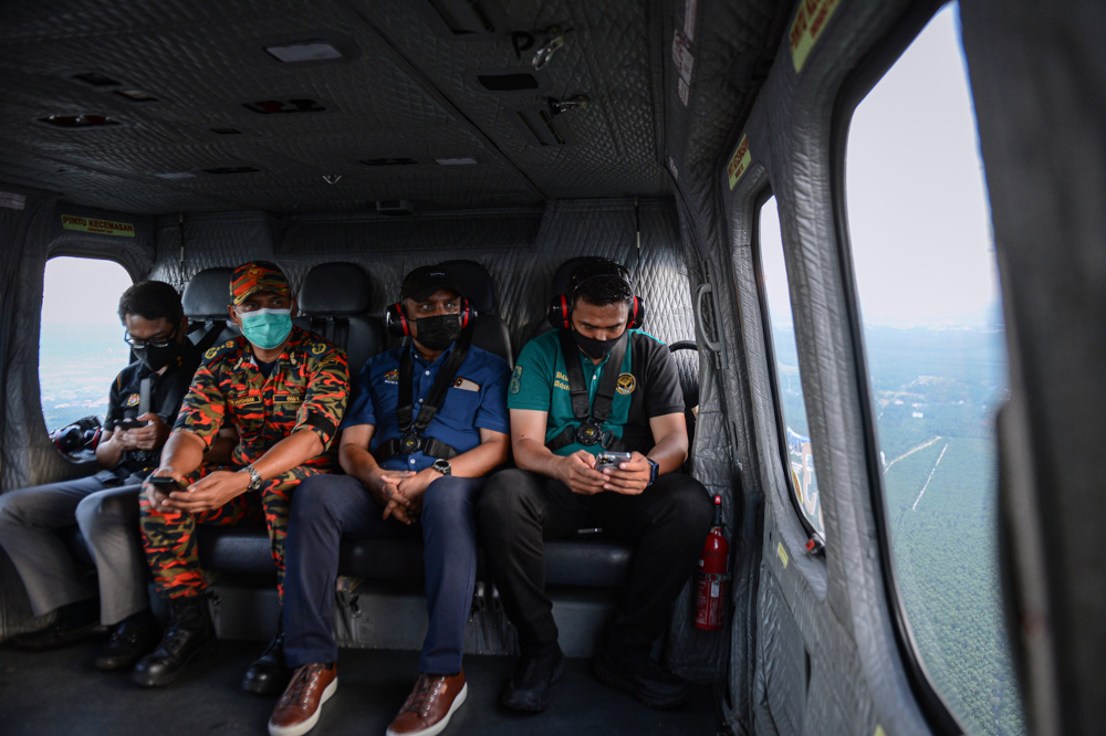 Housing and Local Government Minister Datuk Seri Reezal Merican Naina Merican during an aerial survey of the Selangor floods in Banting, December 21, 2021. u00e2u20acu201d Bernama pic 
