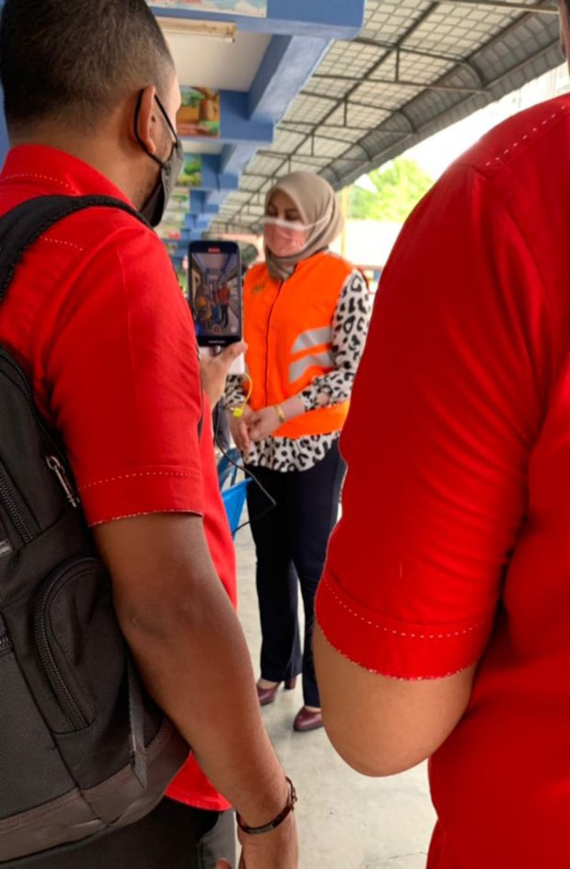 Datuk Seri Rina Mohd Harun said she went to Jalan Kelang Lama in high heels because she had earlier attended an event at Mitec in Kuala Lumpur and immediately left after Tan Sri Muhyiddin Yassin had delivered his speech. u00e2u20acu201d Picture from Twitter 