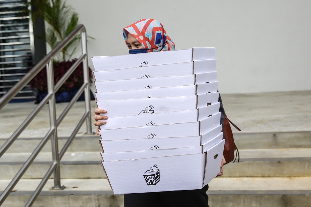 Election Commission staff prepare for polling day which will take place tomorrow at the MBKS Indoor Stadium in Kuching December 17, 2021. u00e2u20acu2022 Picture by Yusof Mat Isa