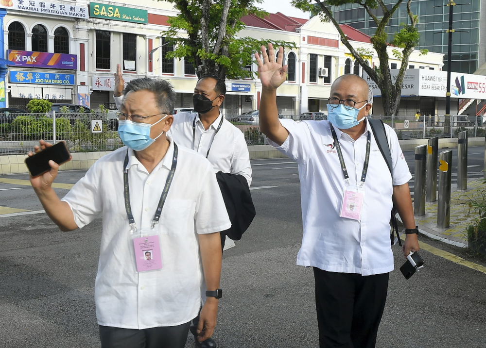 Miri mayor Adam Yii Siew Sang (right) at the nomination centre, Miri City Hall building, December 6, 2021. u00e2u20acu201d Bernama pic 
