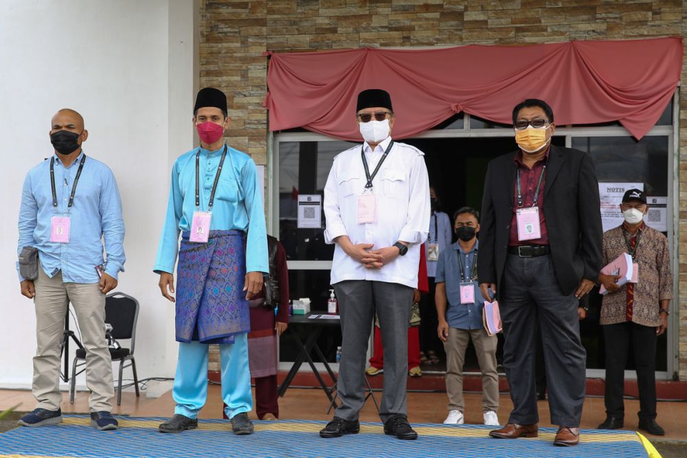 n(From left) Tomson Marcus Ango, Mohamad Sofian Fariz Sharbini, Tan Sri Abang Johari Openg and Kamal Bujang pose for the cameras at Dewan Masyarakat Gedung, Sarawak December 6, 2021. u00e2u20acu201d Picture by Yusof Mat Isan