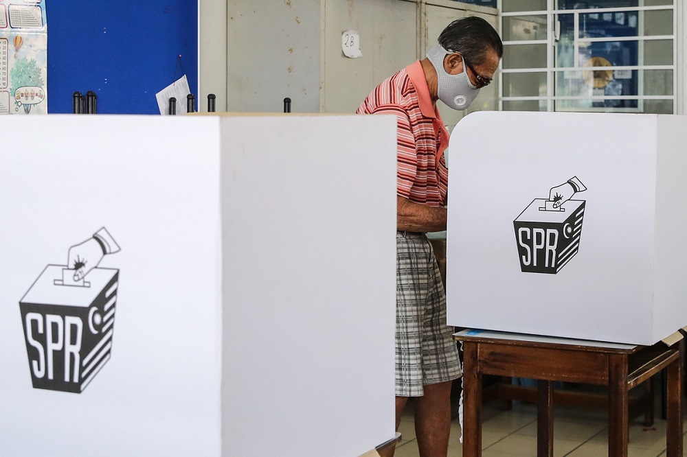 A man casts his vote at the SJK Chung Hua No.4 polling centre in Kuching December 18, 2021. u00e2u20acu2022 Picture by Yusof Mat Isa