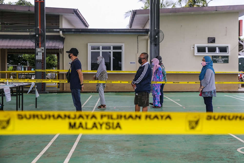 People queue up to cast their votes during at the Kompleks Sukan Satok polling centre in Kuching December 18, 2021. u00e2u20acu2022 Picture by Yusof Mat Isa