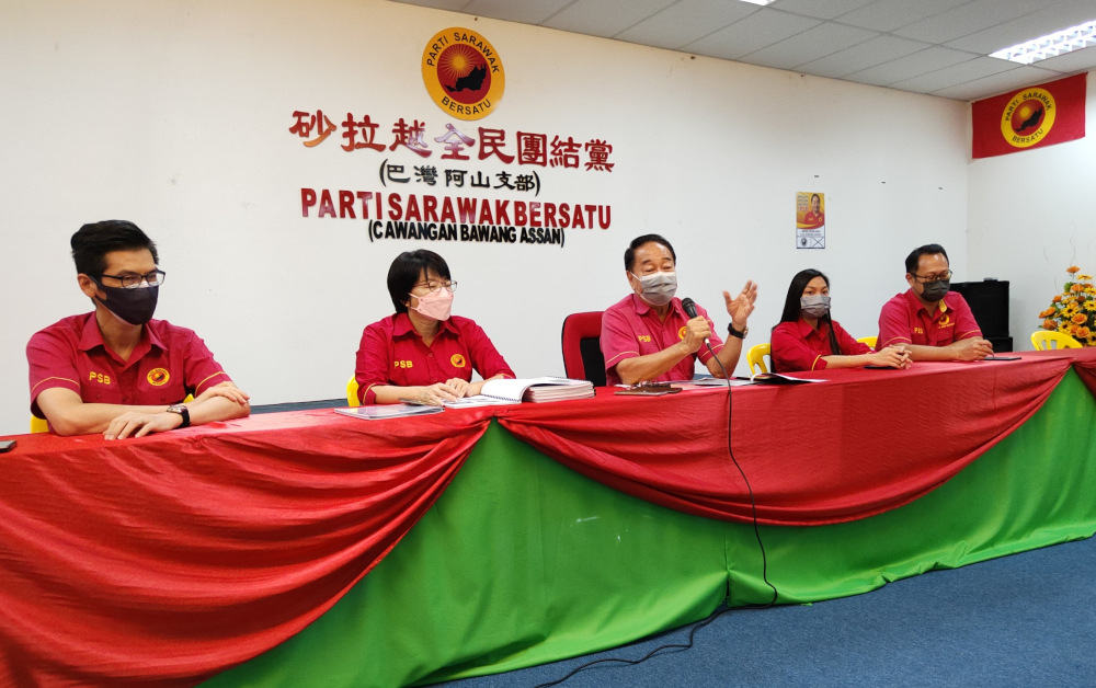Datuk Seri Wong Soon Koh (centre) fields questions from the media while (from left) Dr Low Chong Nguan, Wong Hie Ping, Intanurazean Wan Sapuan Daud and Andrew Ting look on. u00e2u20acu201d Borneo Post pic