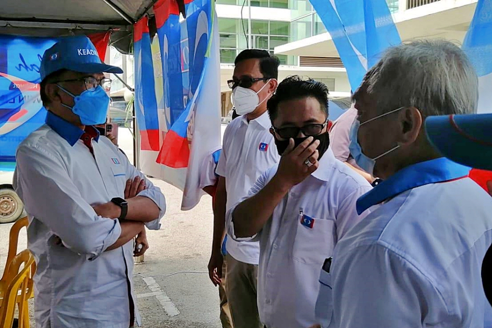 Datuk Seri Anwar Ibrahim (left) speaks the PKR candidate for Tellian Arwin Lim Abdullah and the candidate for Balingian Abdul Jalil Bujang. u00e2u20acu201d Borneo Post pic