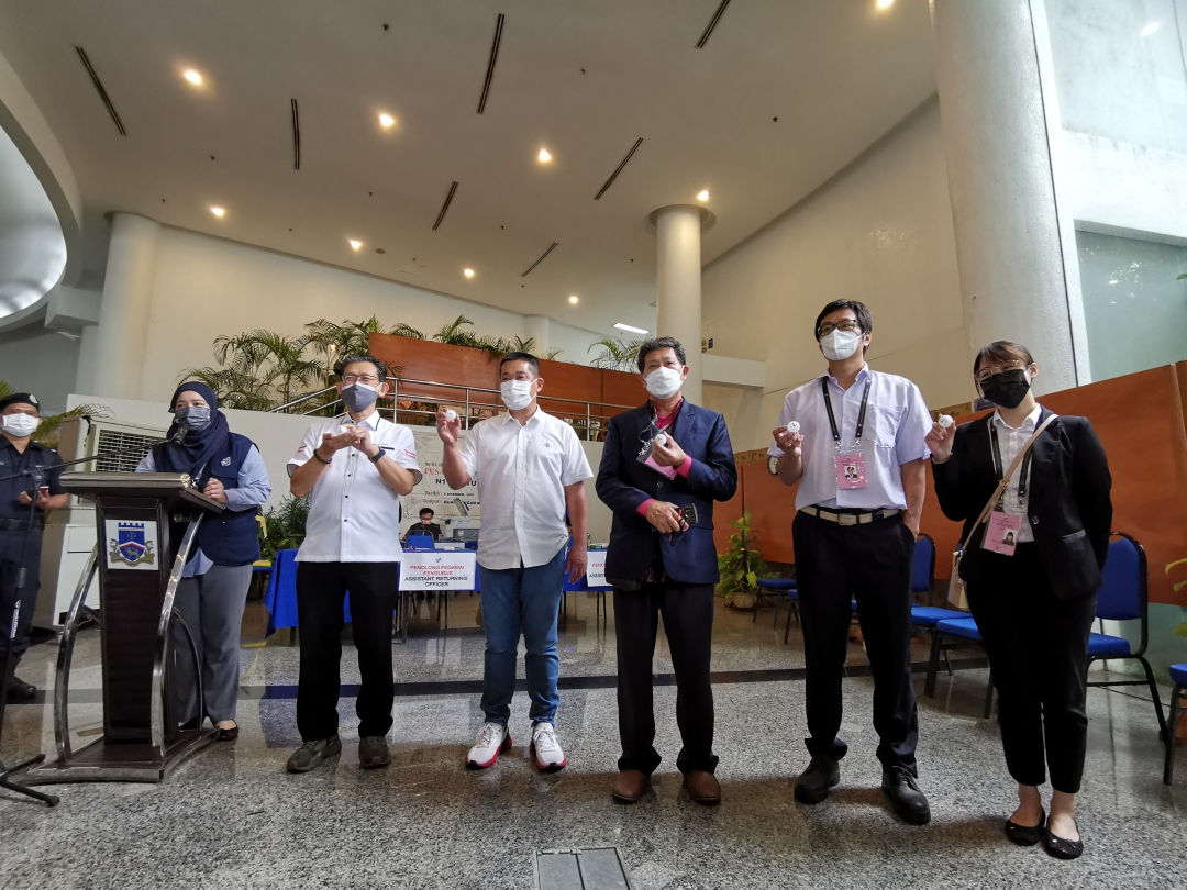 (From left) Zuraida at the announcement of the candidates Sih, See, Voon, Leong and Ng. u00e2u20acu201d Picture via Borneo Post