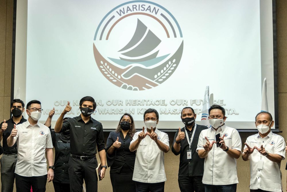 Parti Warisan Sabah president Datuk Seri Mohd Shafie Apdal (centre) at the launch of the partyu00e2u20acu2122s national chapter at the Sime Darby Convention Centre in Kuala Lumpur December 17, 2021. u00e2u20acu201d Picture by Firdaus Latif