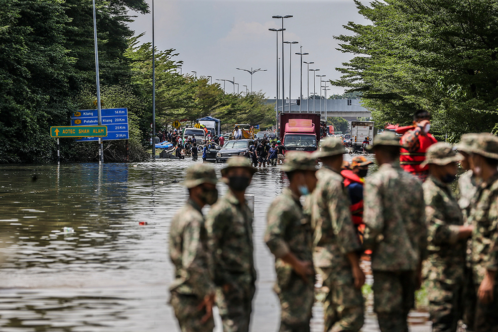 Search and rescue personnel help evacuate flood victims in Taman Sri Muda, Shah Alam December 20, 2021. u00e2u20acu201d Picture by Hari Anggara