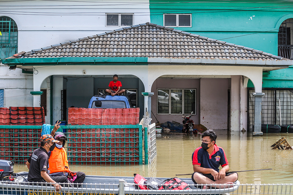 Flood victims wait on the roof of their home for assistance in Taman Sri Muda Section 25 Shah Alam December 20, 2021. u00e2u20acu201d Picture by Hari Anggara