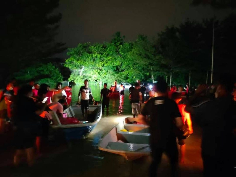 Rescue workers are seen in Taman Sri Muda, Shah Alam December 19, 2021. u00e2u20acu201d Picture via Twitter/@leemrkjen_