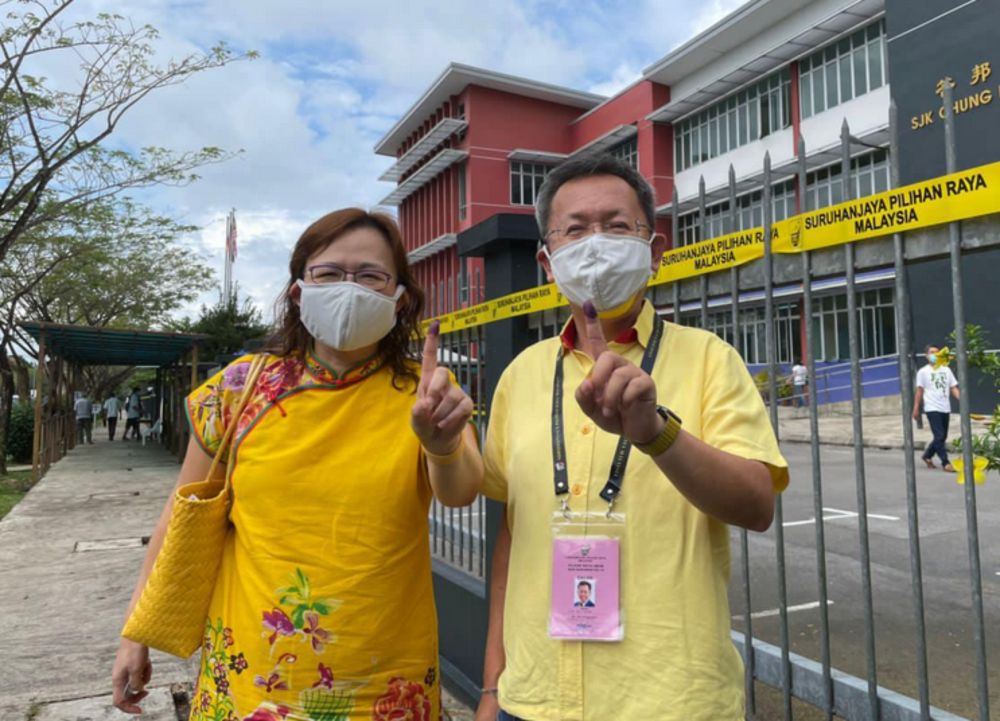SUPP president Datuk Seri Dr Sim Kui Hian (right) said his successful defence of Batu Kawah was because voters were unhappy with unfulfilled pledges made by rival parties. u00e2u20acu201d Picture courtesy of Facebook/Sim Kui Hian