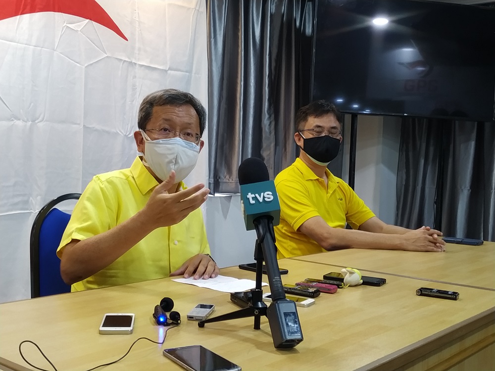 SUPP president Datuk Seri Dr Sim Kui Hian speaks to reporters during a press conference in Kuching December 4, 2021. u00e2u20acu201d Picture by Sulok Tawie