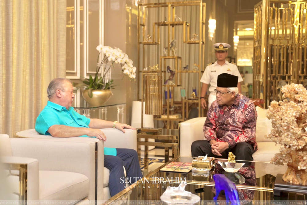 Johor Ruler Sultan Ibrahim Sultan Iskandar has an audience with Home Minister Datuk Seri Hamzah Zainudin in Johor Baru, December 21, 2021. u00e2u20acu201d Picture courtesy of the Johor Royal Press Office