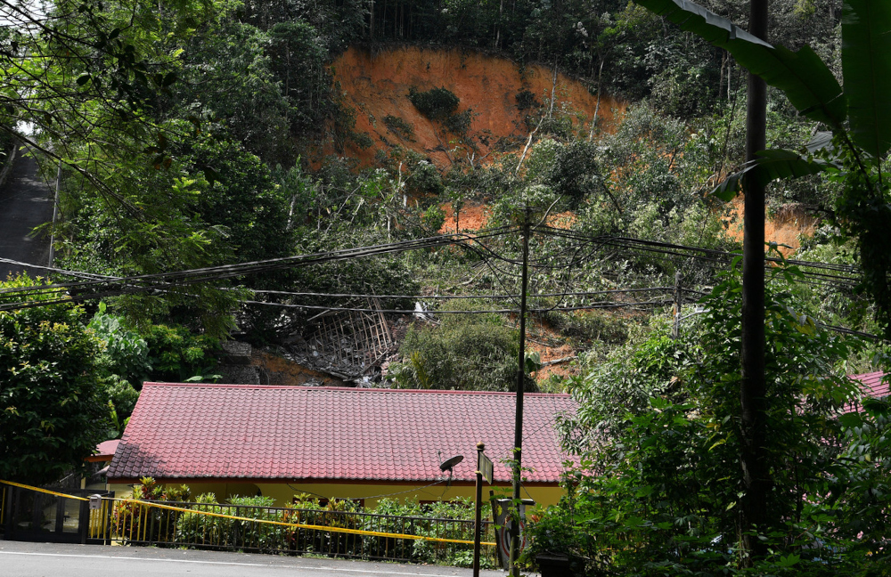 Four homes were buried under a landslide in Jalan Palimbayan Indah in Kampugn Sungai Penchala, December 20, 2021. u00e2u20acu201d Bernama pic
