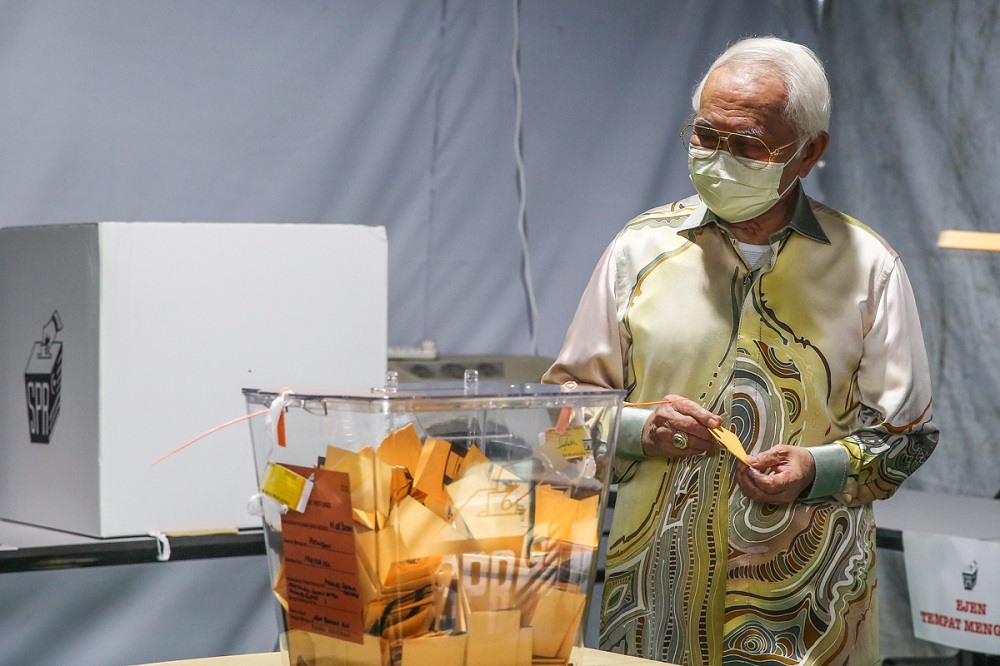 Sarawak governor Tun Abdul Taib Mahmud casts his vote at the Kompleks Sukan Satok in Kuching December 18, 2021. u00e2u20acu2022 Picture by Yusof Mat Isa