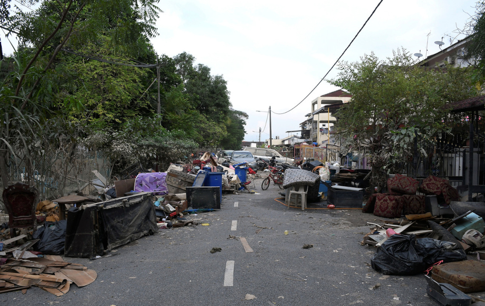 A road in Taman Sri Muda is littered with items after floodwaters recede, Shah Alam, December 23, 2021. u00e2u20acu201d Bernama pic 
