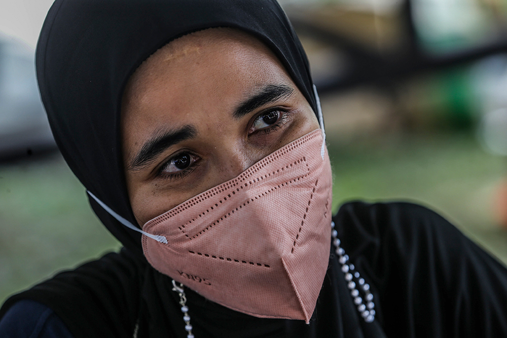 Dr Farina Mustaffa Kamal speaks to Malay Mail on the current flood situation in Taman Sri Muda in Shah Alam, Selangor, December 21, 2021.