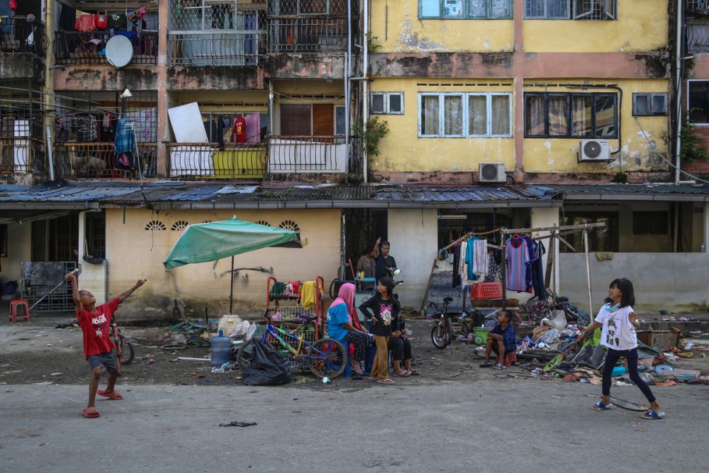 Children play badminton in front of their house in Taman Sri Muda, Shah Alam December 29, 2021. u00e2u20acu201d Picture by Yusof Mat Isa