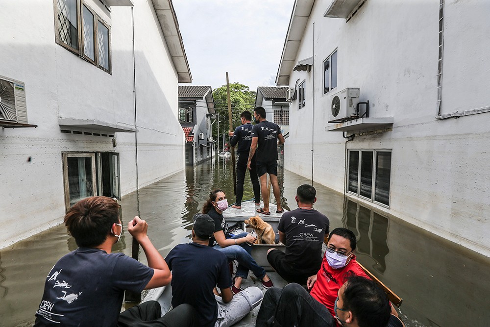 Volunteers assisting in the relief and rescue of residents in affected areas in Taman Sri Muda, Section 25 Shah Alam, December 20, 2021. u00e2u20acu201d Picture by Hari Anggara