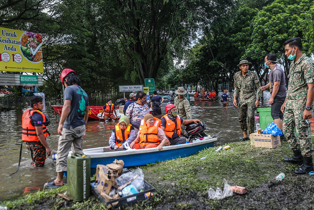 Rescued residents in flood affected areas in Taman Sri Muda, Section 25 Shah Alam, December 20, 2021. — Picture by Hari Anggara