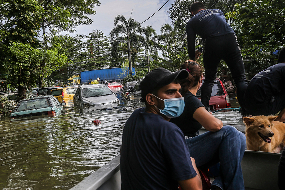 Volunteers assisting in the relief and rescue of residents in affected areas in Taman Sri Muda, Section 25 Shah Alam, December 20, 2021. u00e2u20acu201d Picture by Hari Anggara