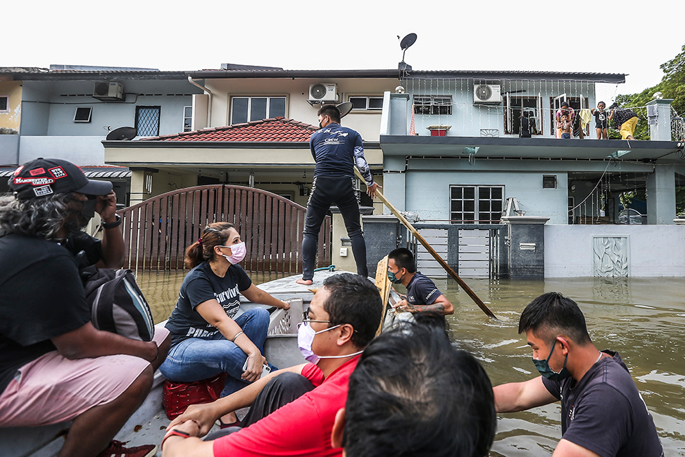 Volunteers assisting in the relief and rescue of residents in affected areas in Taman Sri Muda, Section 25 Shah Alam, December 20, 2021. u00e2u20acu201d Picture by Hari Anggara