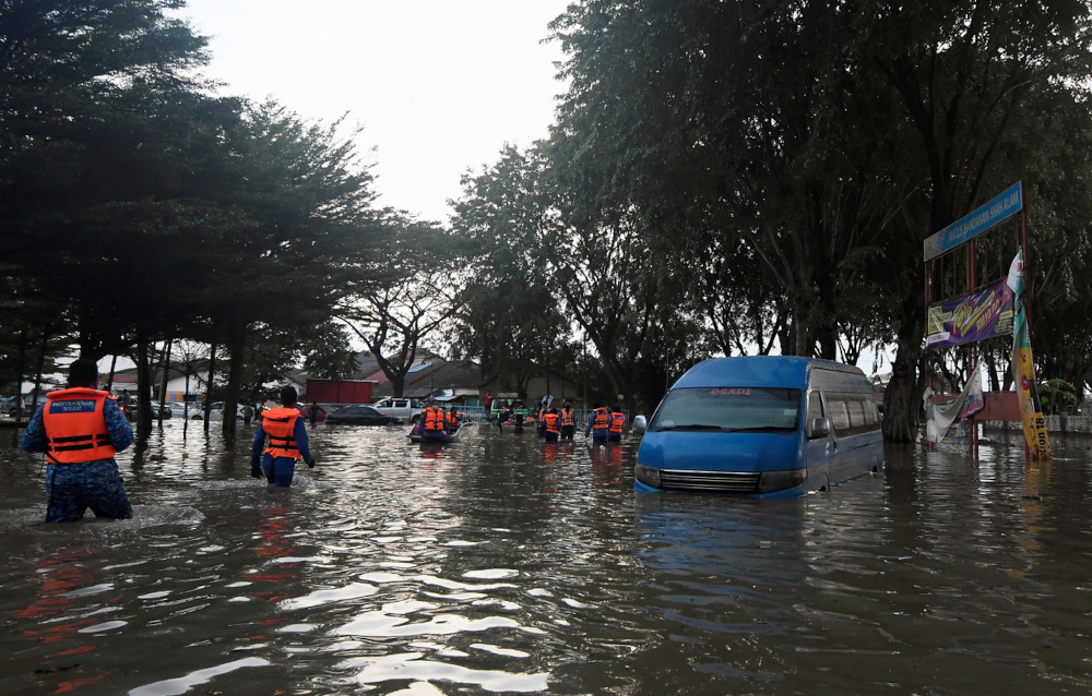 Civil Defence Force personnel wade through floodwater to help flood victims in Taman Sri Muda in Shah Alam, December 21, 2021. u00e2u20acu201d Bernama pic 
