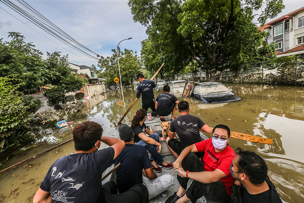 Volunteers assisting in the relief and rescue of residents in affected areas in Taman Sri Muda, Section 25 Shah Alam, December 20, 2021. u00e2u20acu201d Picture by Hari Anggara