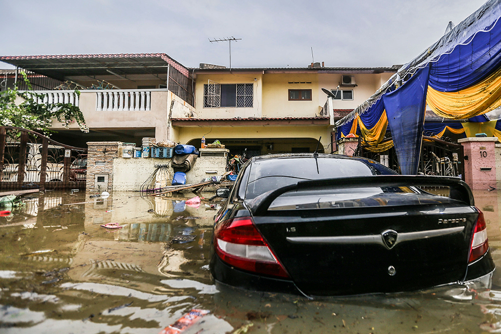 A general view of the current flood situation in Taman Sri Muda Section 25 Shah Alam December 20, 2021. u00e2u20acu201d Picture by Hari Anggara