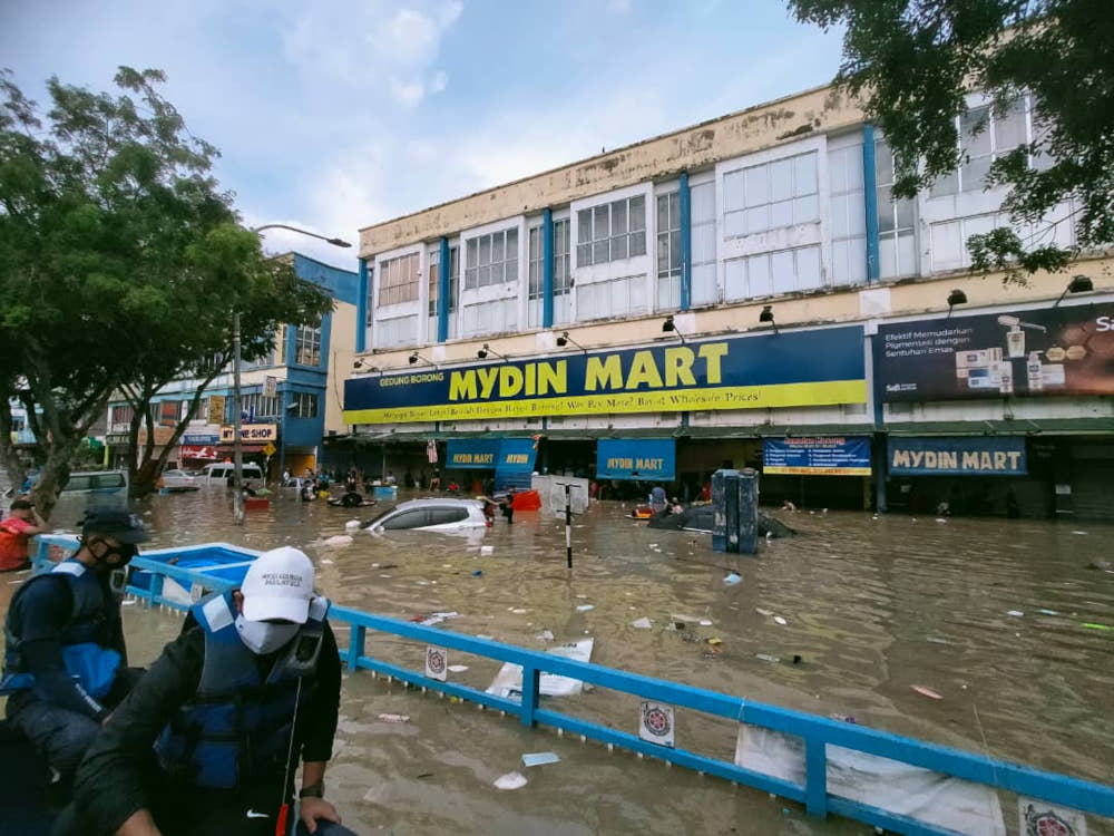 The police said the premises broken into by looters were KK Mart, 7-Eleven, Mydin Mart and Jimat Supermarket. u00e2u20acu201d Picture by Shah Alam police