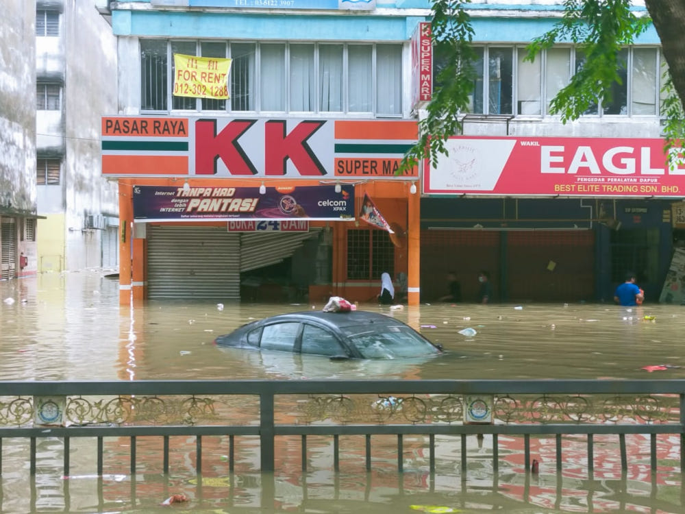 The police said the premises broken into by looters were KK Mart, 7-Eleven, Mydin Mart and Jimat Supermarket. — Picture by Shah Alam police