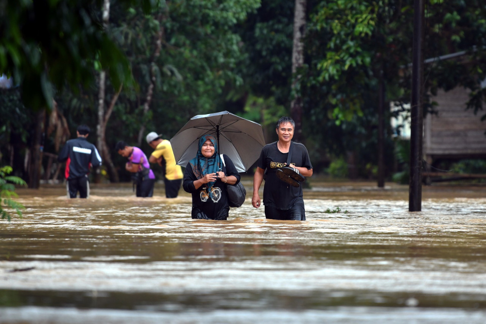 Flood victims brave the floods to go to temporary relief centres in Kampung Pasir Raja, Dungun, Terengganu, December 30, 2021. u00e2u20acu201d Bernama pic 