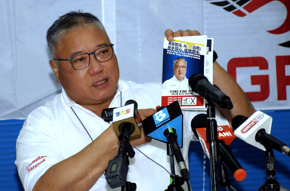 GPS candidate for Dudong Datuk Seri Tiong King Sing, who is also Progressive Democratic Party (PDP) president, with the manifesto at the Dudong Service Centre, December 7, 2021. u00e2u20acu201d Bernama pic 