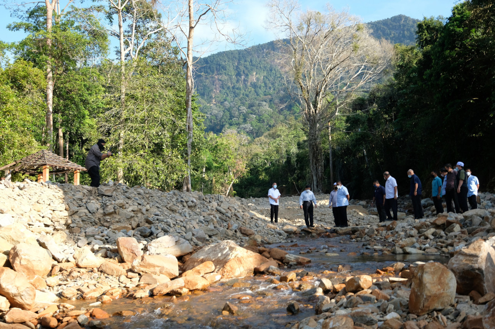 Environment and Water Minister Datuk Seri Tuan Ibrahim Tuan Man with Kedah MB Datuk Seri Muhammad Sanusi Md Nor at the Sabo structure construction project site at Yan and Kuala Muda, December 15, 2021. u00e2u20acu201d Bernama pic 