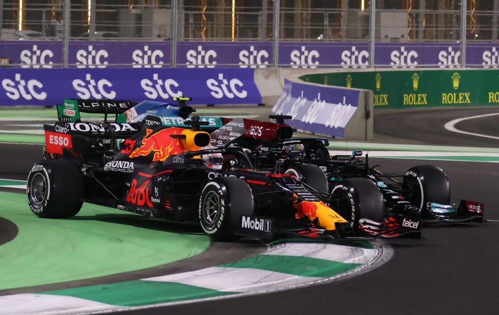 Red Bull's Max Verstappen in action with Mercedes' Lewis Hamilton during the Saudi Arabian Grand Prix at the Jeddah Corniche Circuit December 5, 2021. u00e2u20acu201d Reuters pic