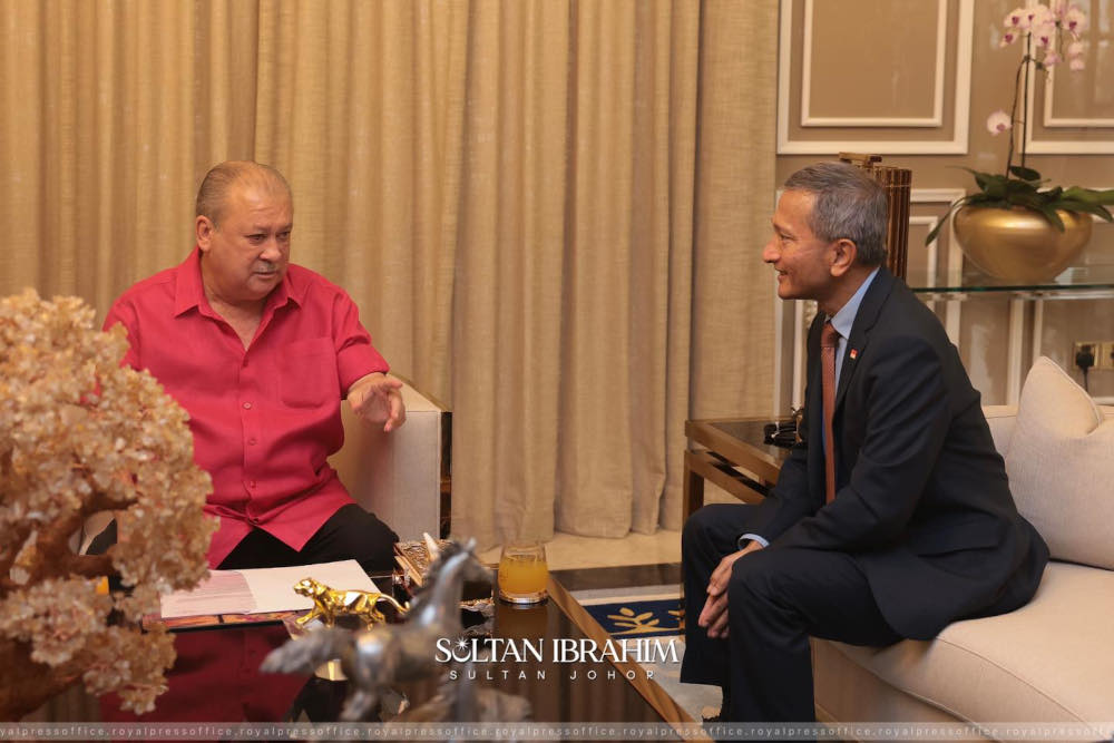 Singapore Foreign Minister Vivian Balakrishnan having an audience with Johoru00e2u20acu2122s Sultan Ibrahim Sultan Iskandar in Johor Baru, December 2, 2021. u00e2u20acu201d Picture from Facebook/Sultan Ibrahim Sultan Iskandar
