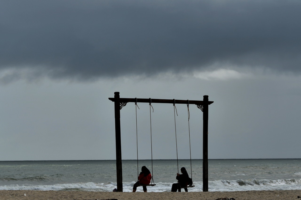 Cloudy skies can be seen above Pantai Batu Burok in Kuala Terengganu, December 29, 2021. u00e2u20acu201d Bernama pic 