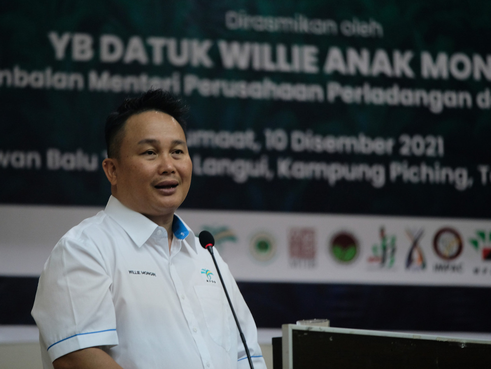 Deputy Minister of Plantation Industries and Commodities II Datuk Willie Mongin delivers a speech at an agriculture commodity event in Kampung Pichin, in Sarawak, December 10, 2021. u00e2u20acu201d Bernama pic 